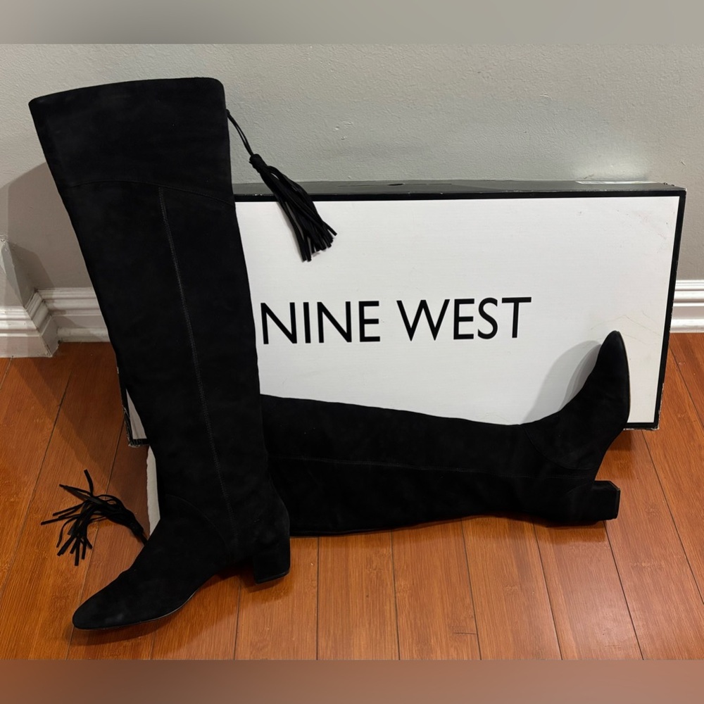Nine West over the knee suede boots!
In fabulous condition!
Worn once!